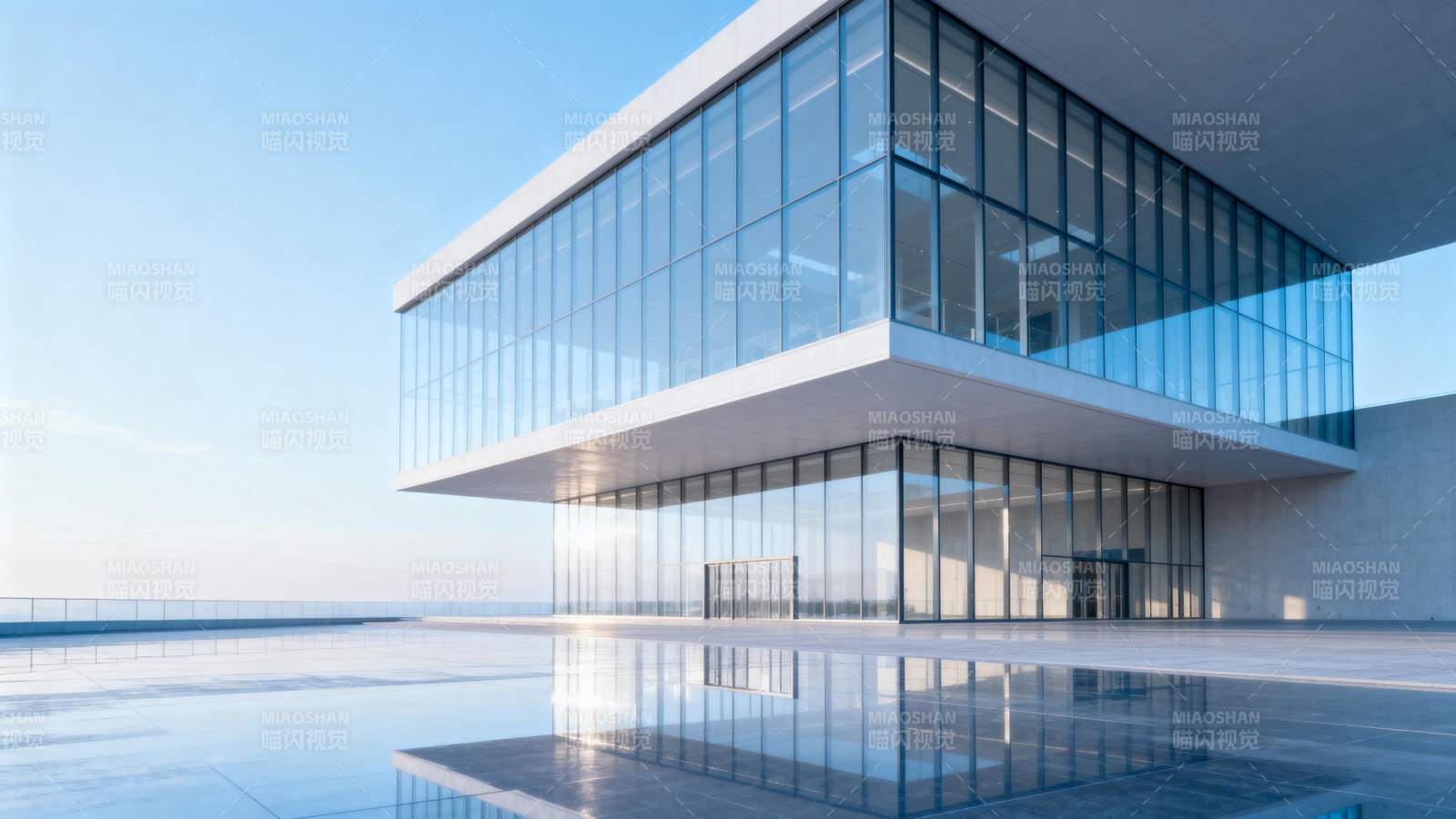 现代玻璃建筑倒影图片