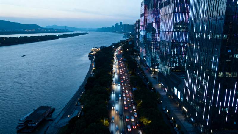 夜幕下的城市河畔图片