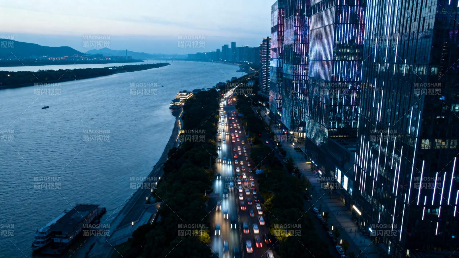 夜幕下的城市河畔图片