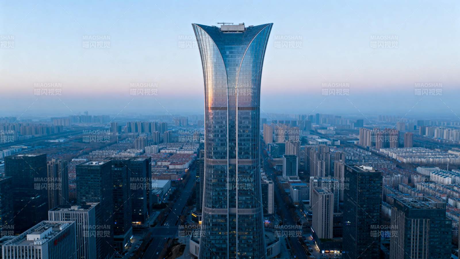 城市天际线中的摩天大楼图片