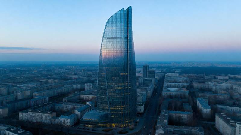 城市天际线上的摩天大楼图片