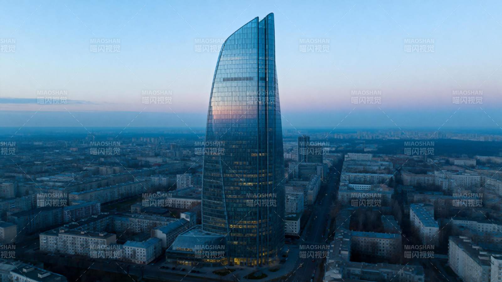 城市天际线上的摩天大楼图片