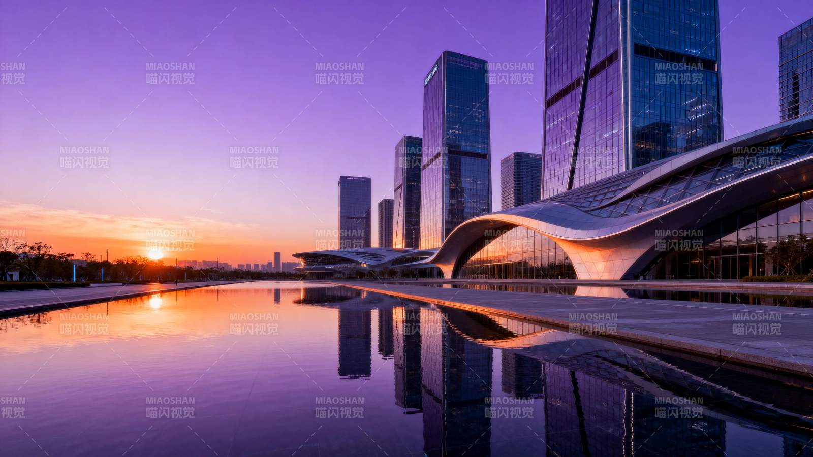 城市晨曦倒影图片