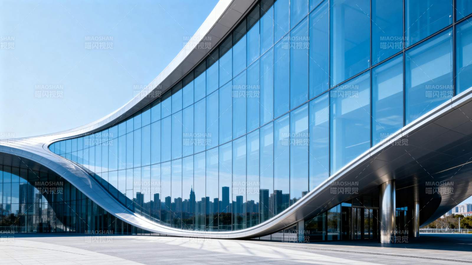 流线型玻璃建筑图片