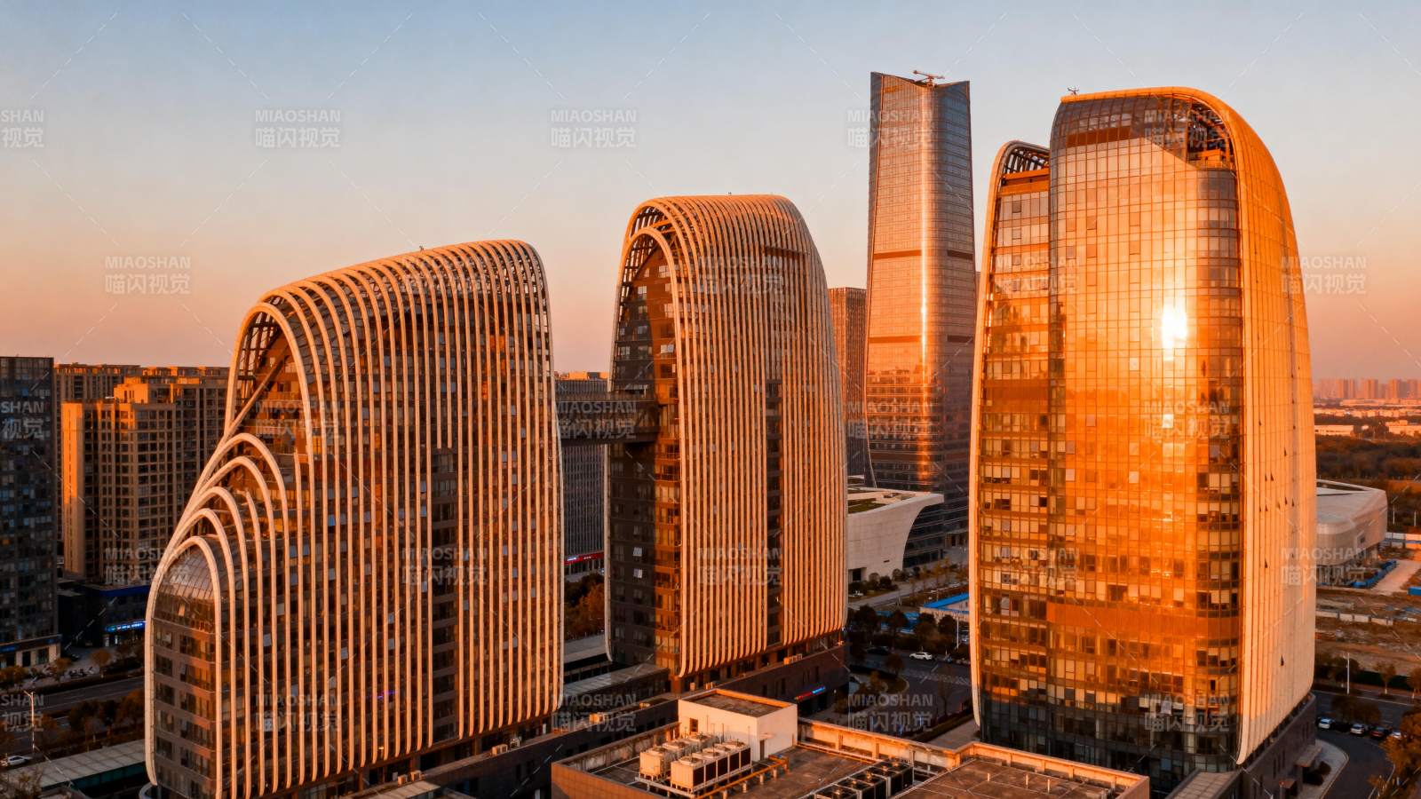 城市天际线日落图片