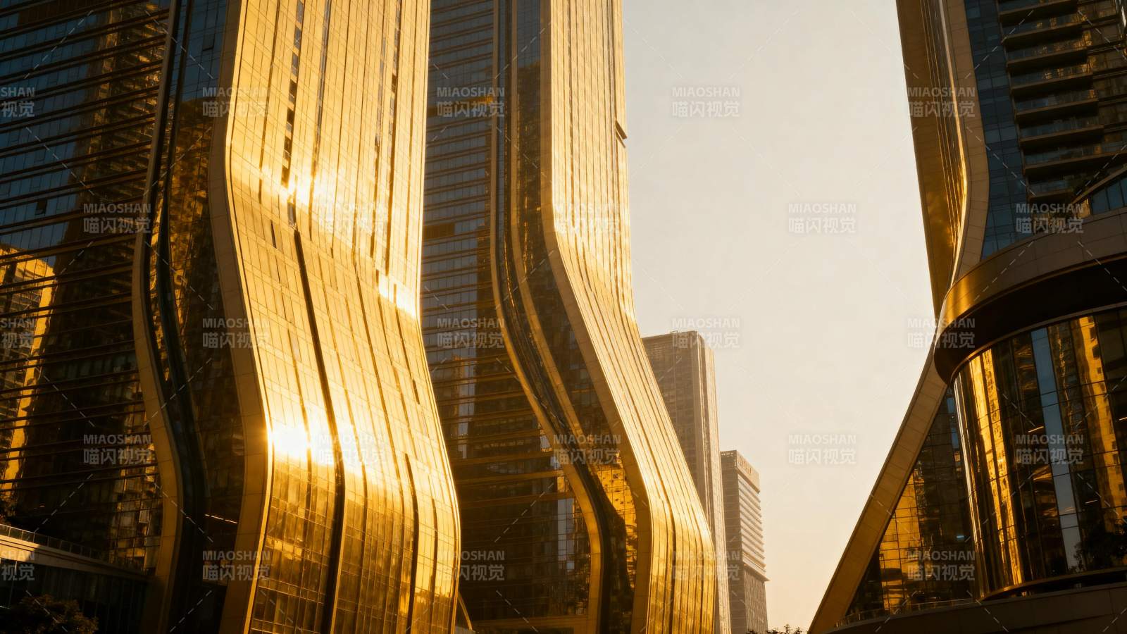 金色摩天楼群图片