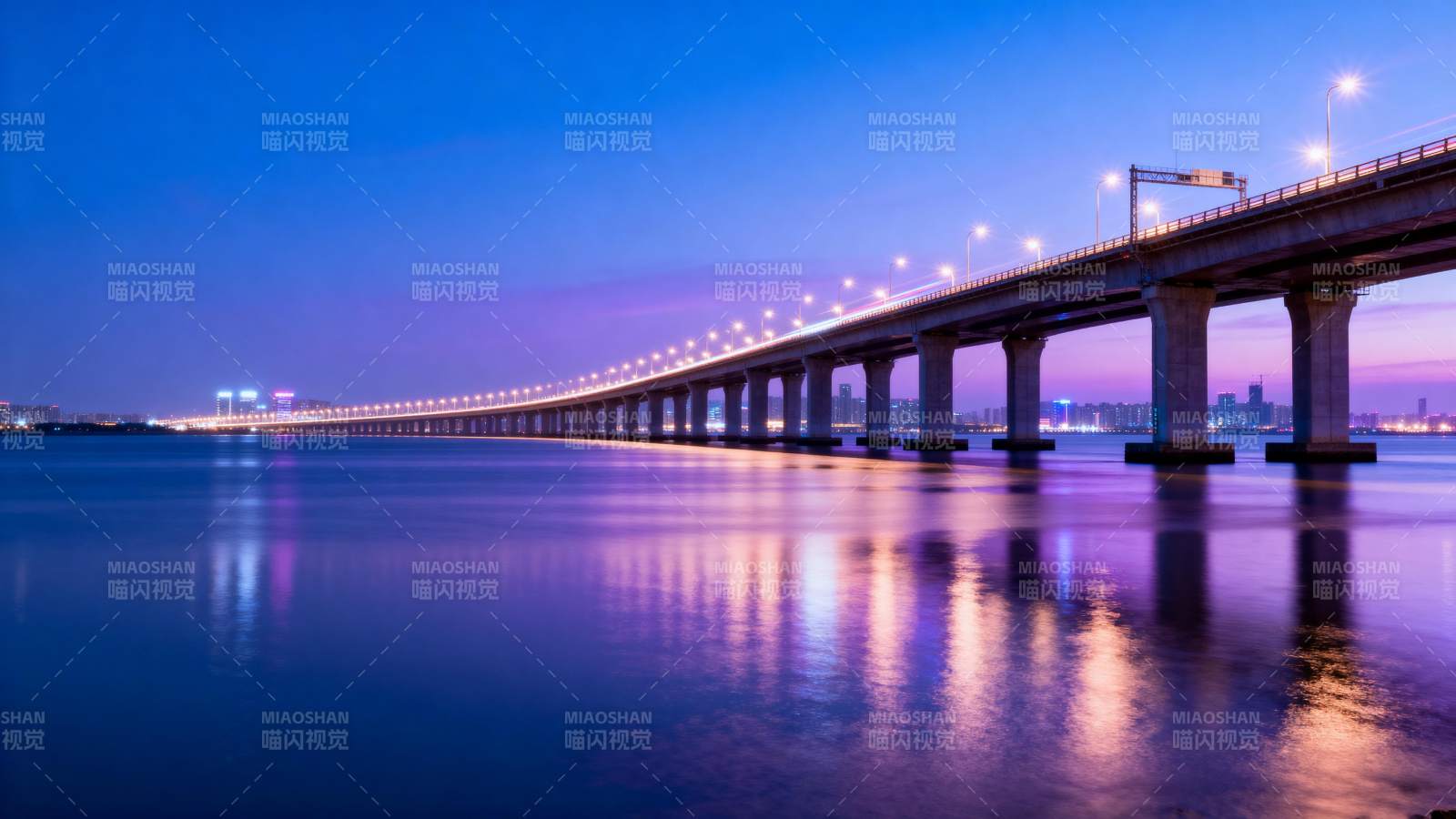 夜幕下的跨海大桥图片