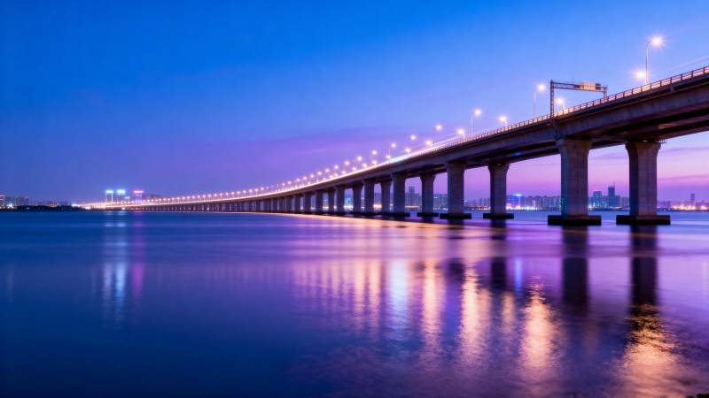 夜幕下的跨海大桥图片