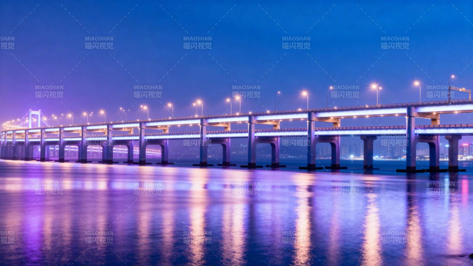 夜色中的跨海大桥图片