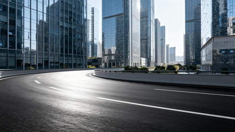 城市天际线下的空旷道路图片