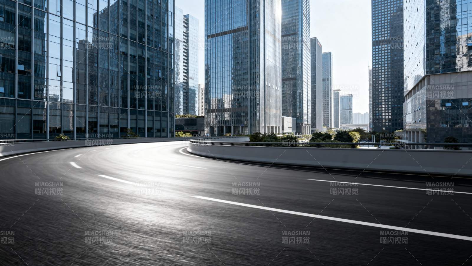 城市天际线下的空旷道路图片