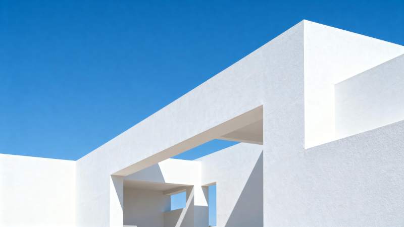 白色建筑与蓝天图片