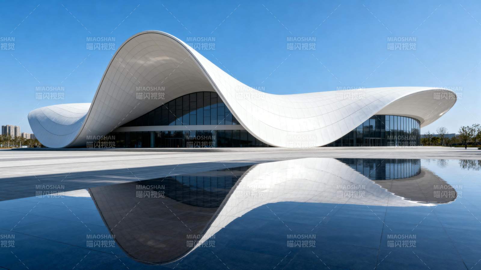 流线建筑倒影图片