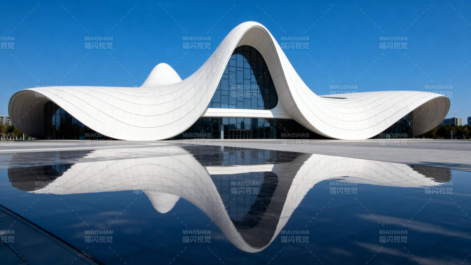 流线建筑倒影图片