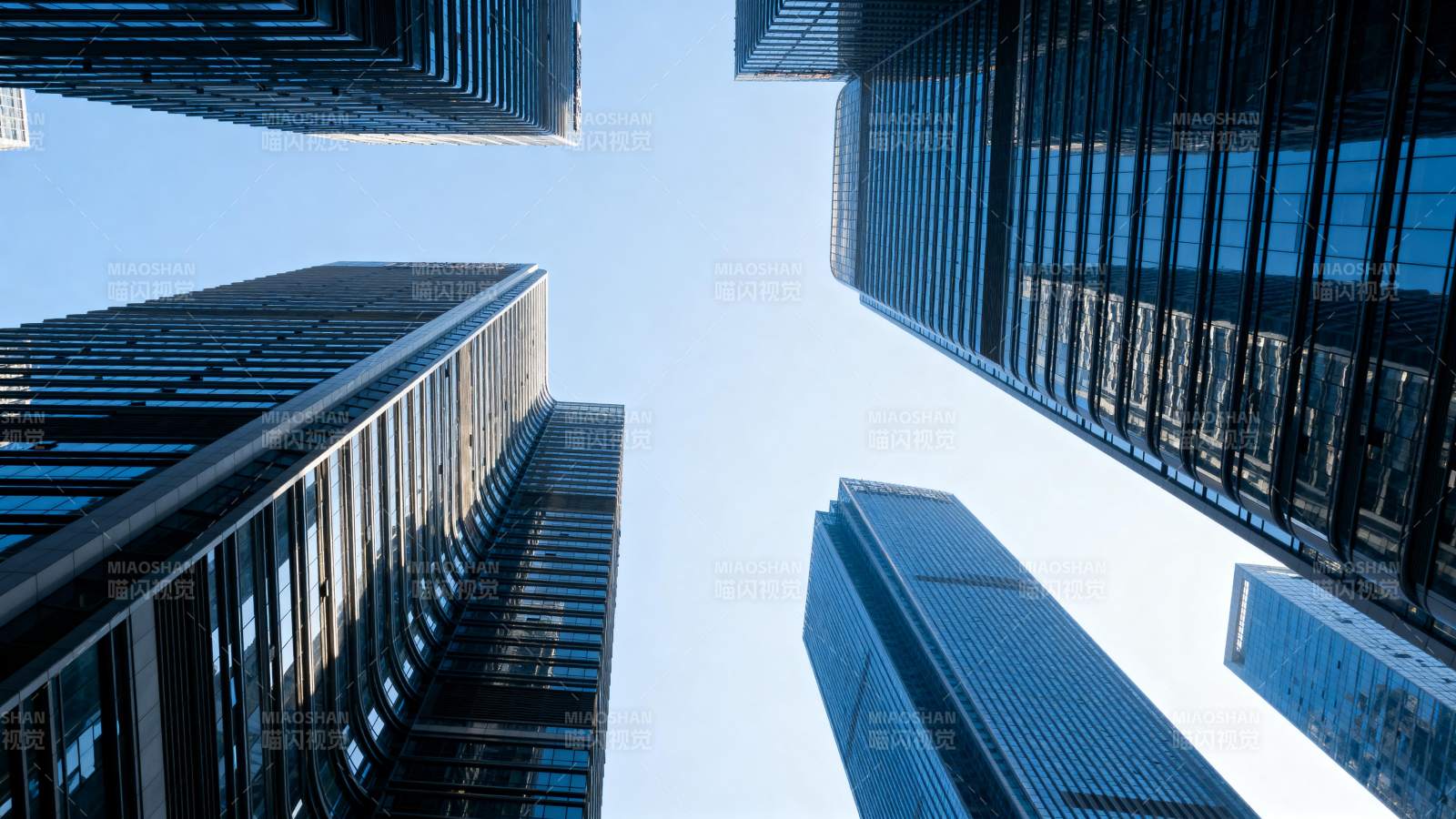 城市天际线仰拍图片