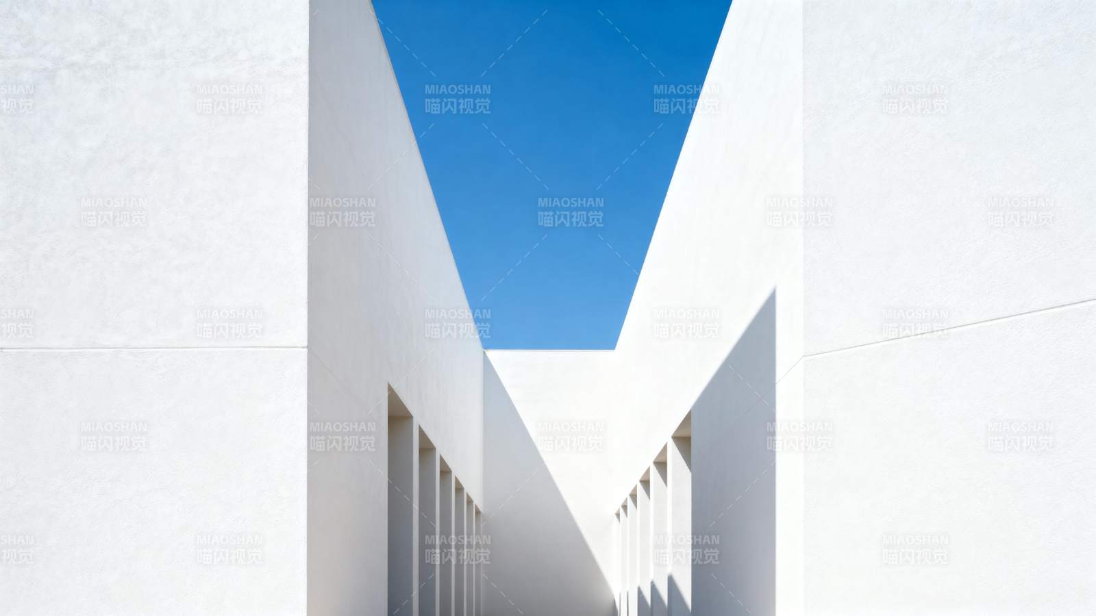 白色建筑的几何之美图片