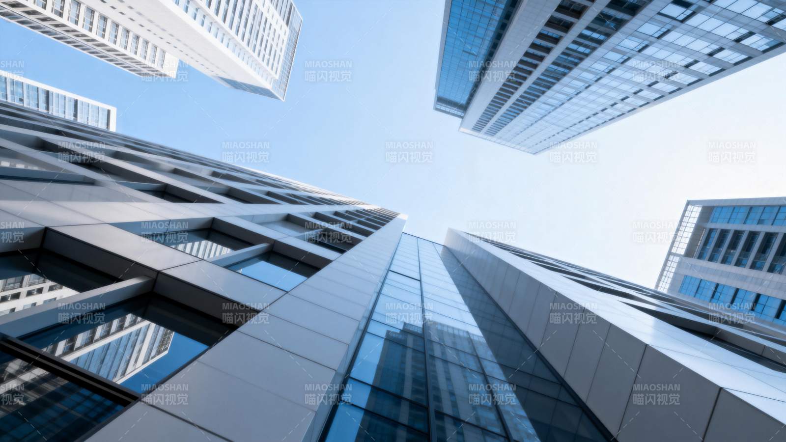 都市高楼仰视图图片