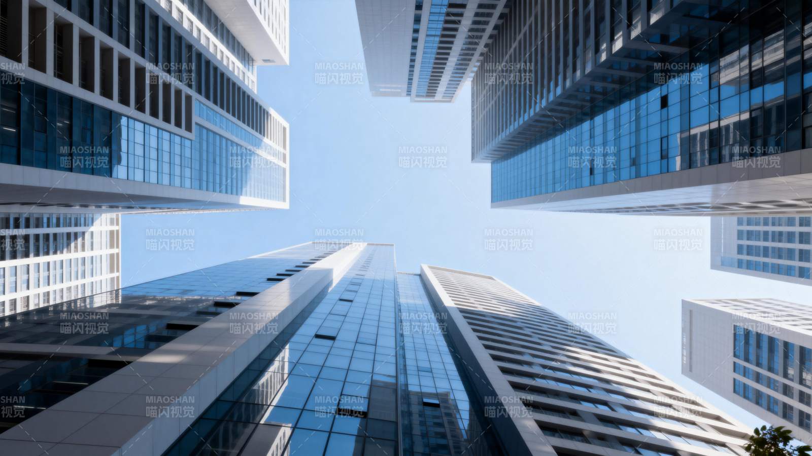 城市高楼仰视图图片