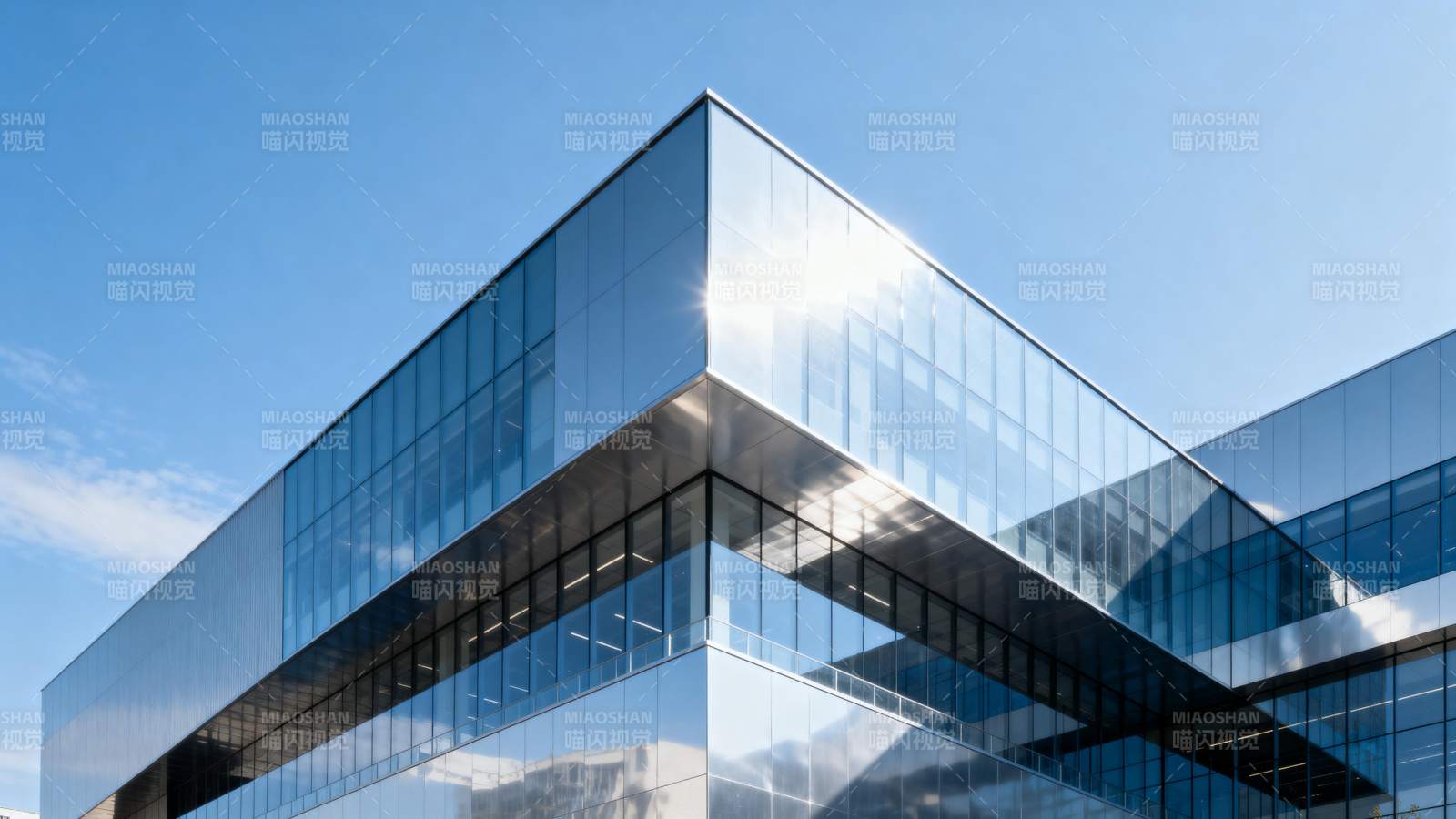 现代玻璃建筑一角图片