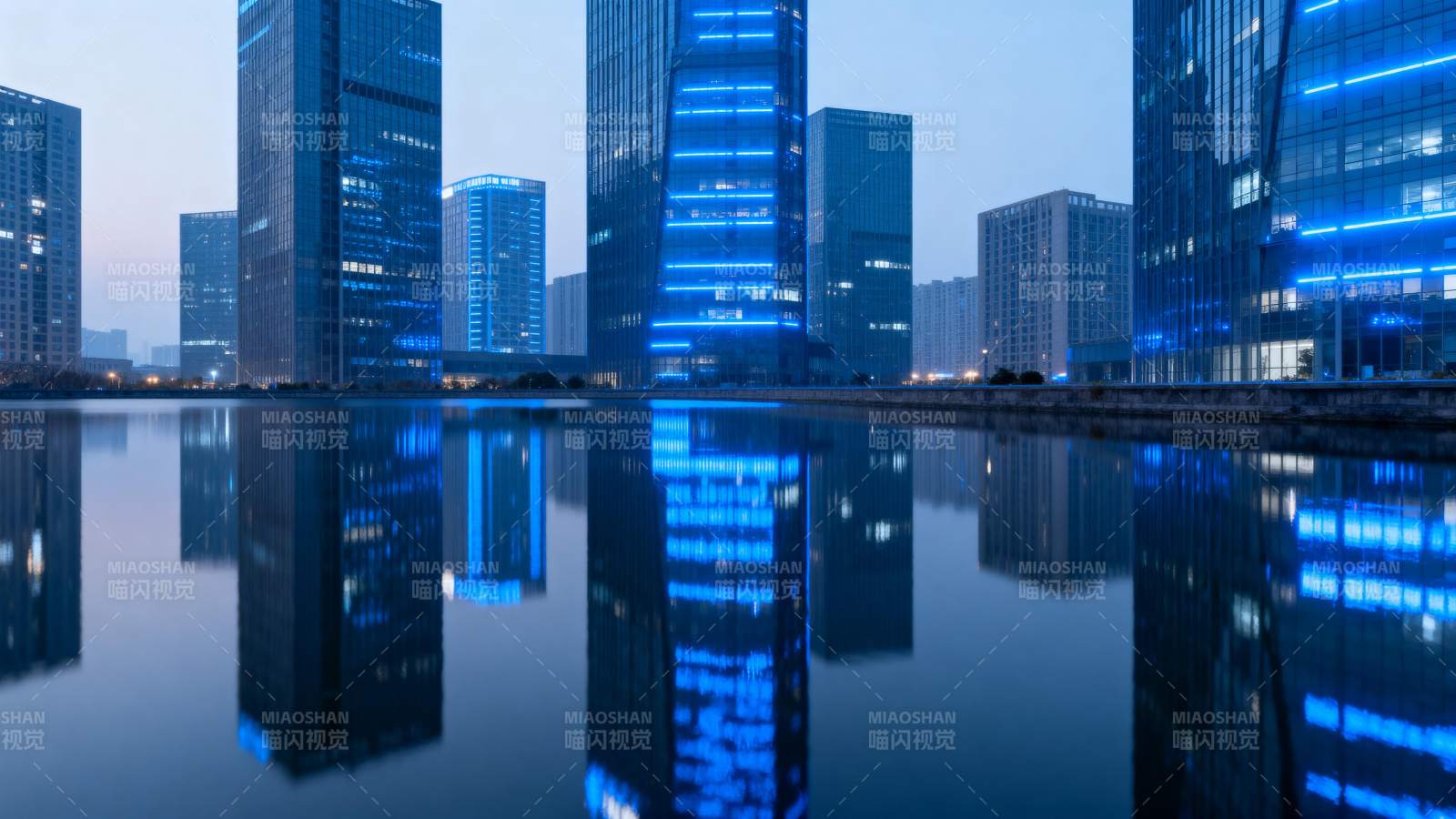 蓝光都市夜景倒影图片