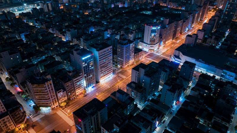 夜幕下的城市灯火图片