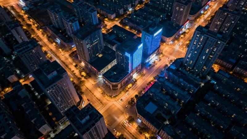 夜幕下的城市灯火图片