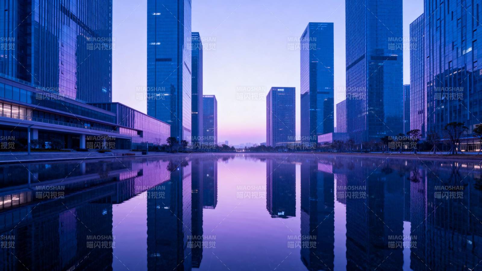 城市夜景倒影图片