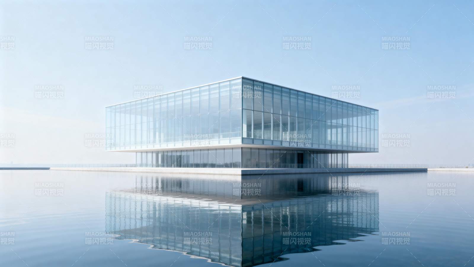 玻璃建筑倒影湖中图片