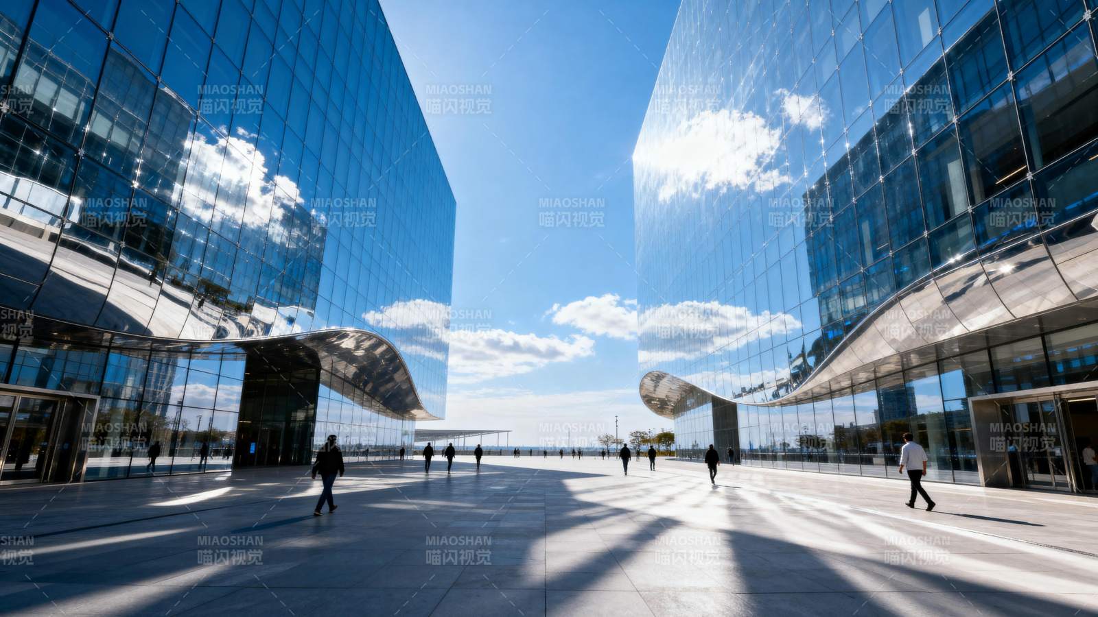 现代建筑群映蓝天图片