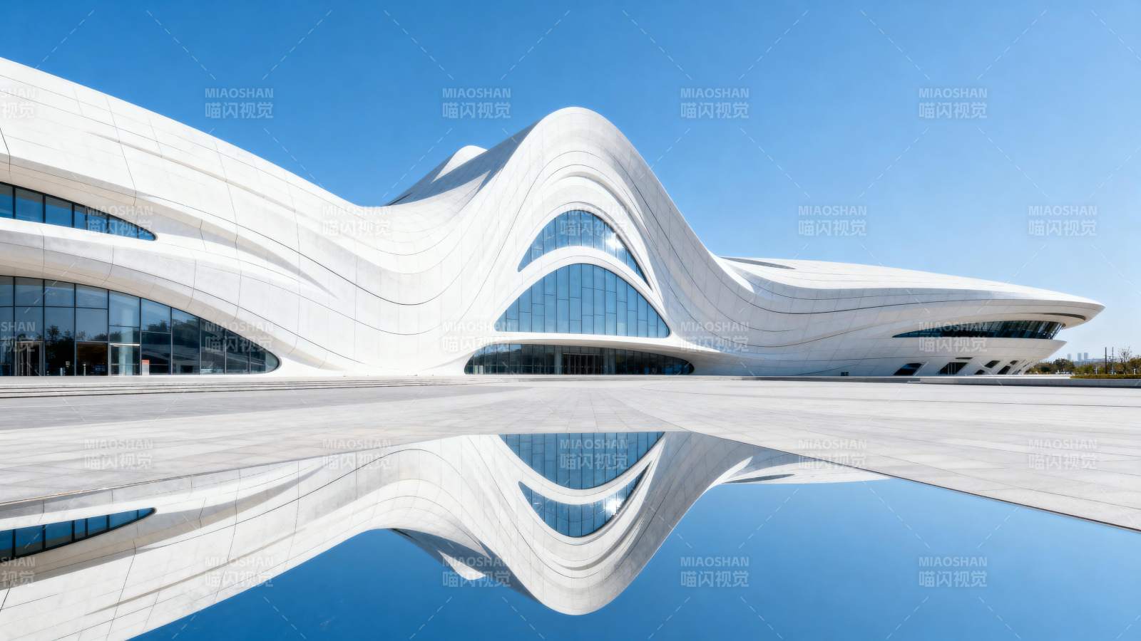 流线型建筑倒影图片