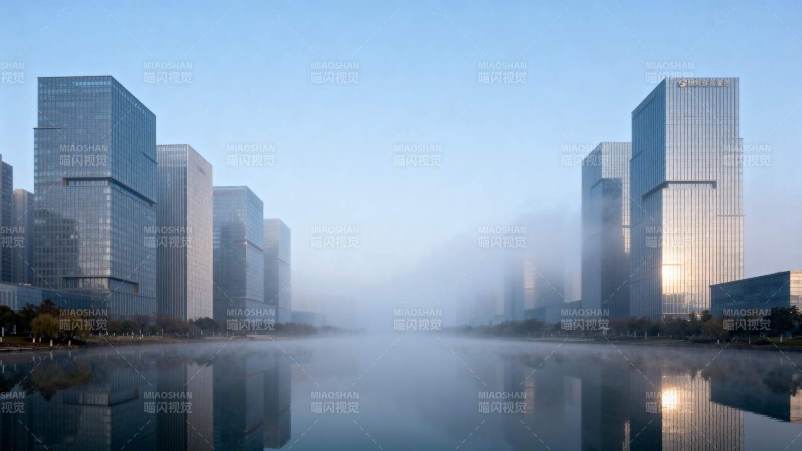 晨雾中的城市天际线图片