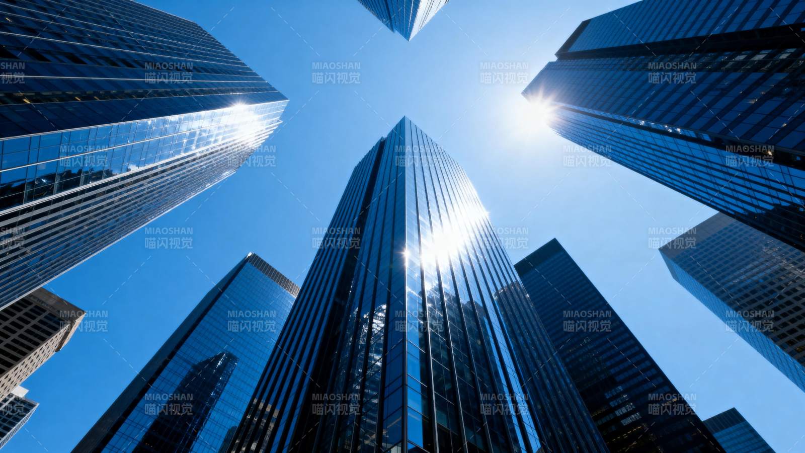 摩天大楼仰望蓝天图片