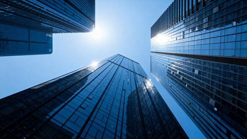 摩天大楼仰望蓝天图片