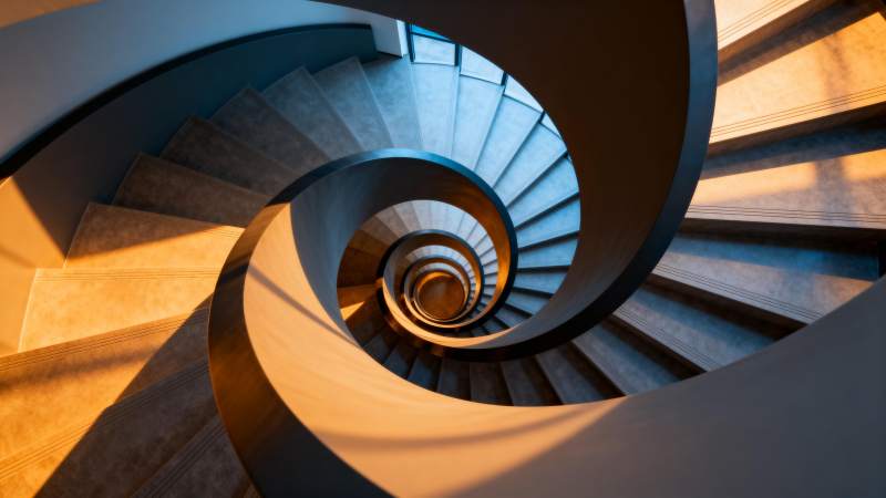 螺旋阶梯的光影图片