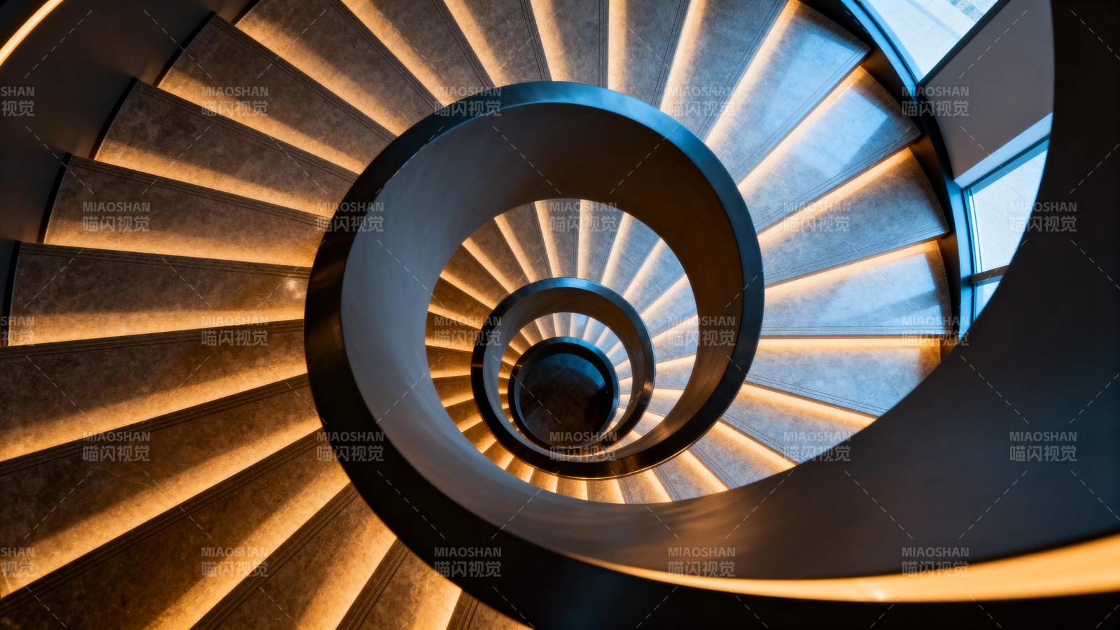 螺旋楼梯光影交错图片