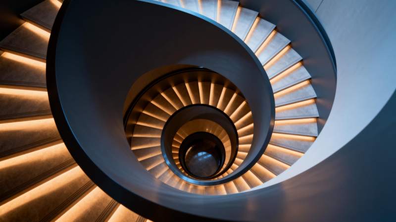 螺旋阶梯光影交错图片