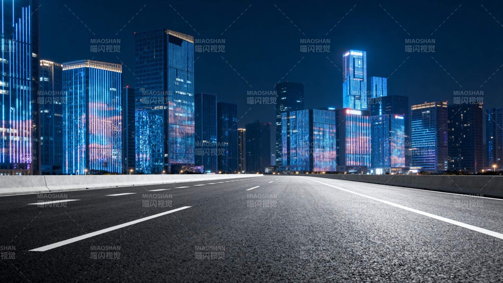 夜幕下的城市天际线图片