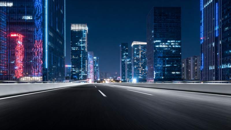 夜幕下的城市街道图片