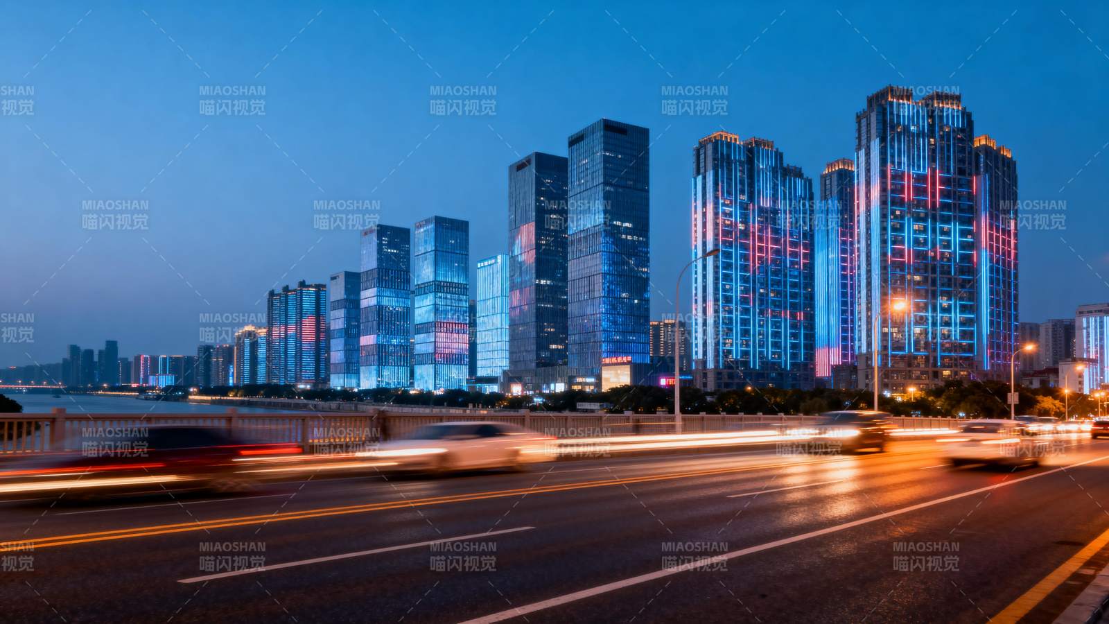 夜幕下的城市灯火图片