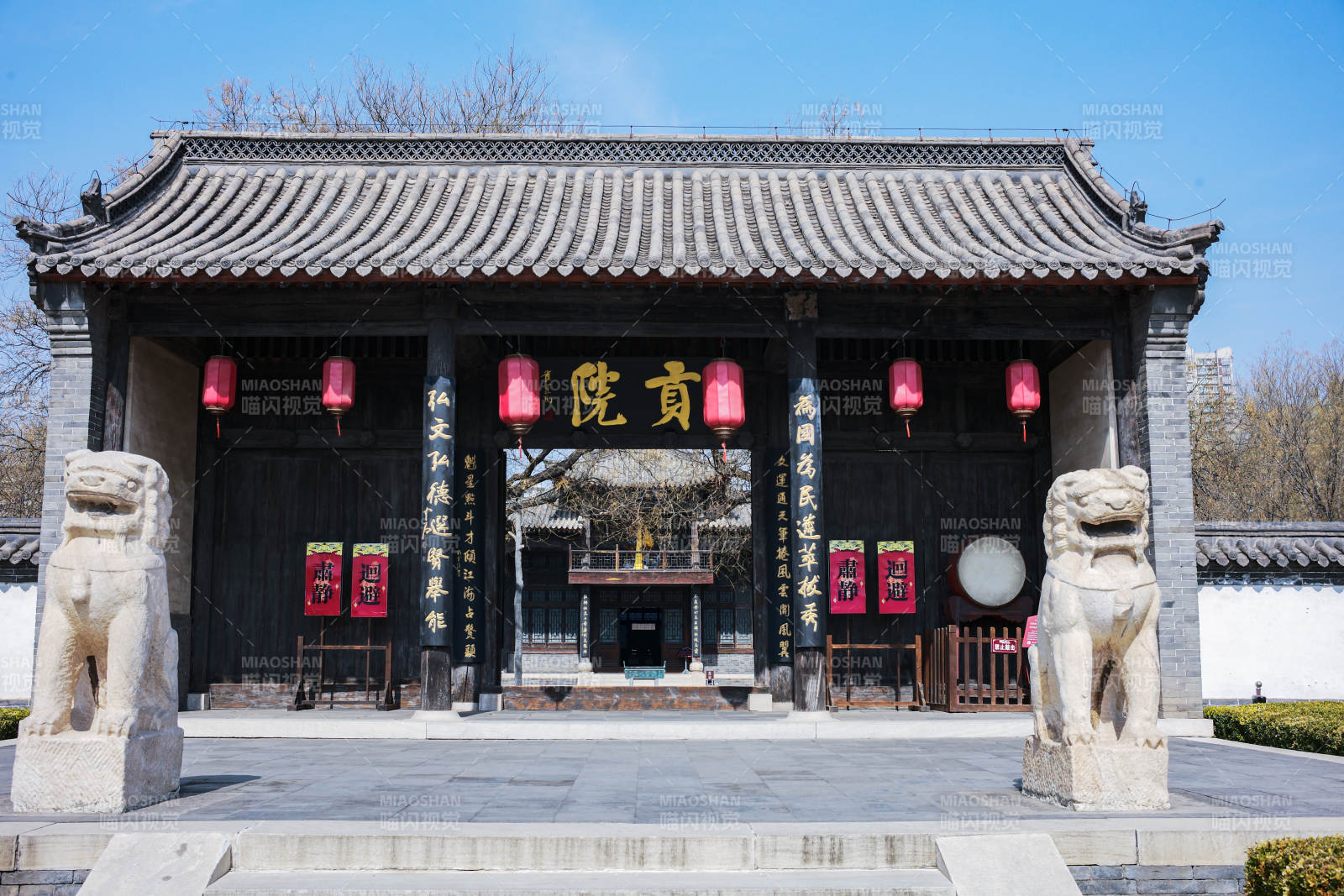 定州古城贡院门前石狮守卫图片