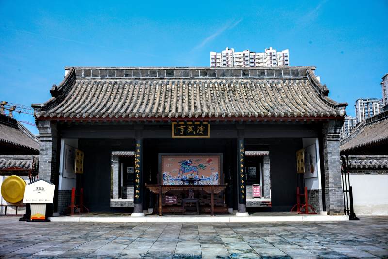 河北石家庄正定古城赵云古建筑前的庭院景象图片