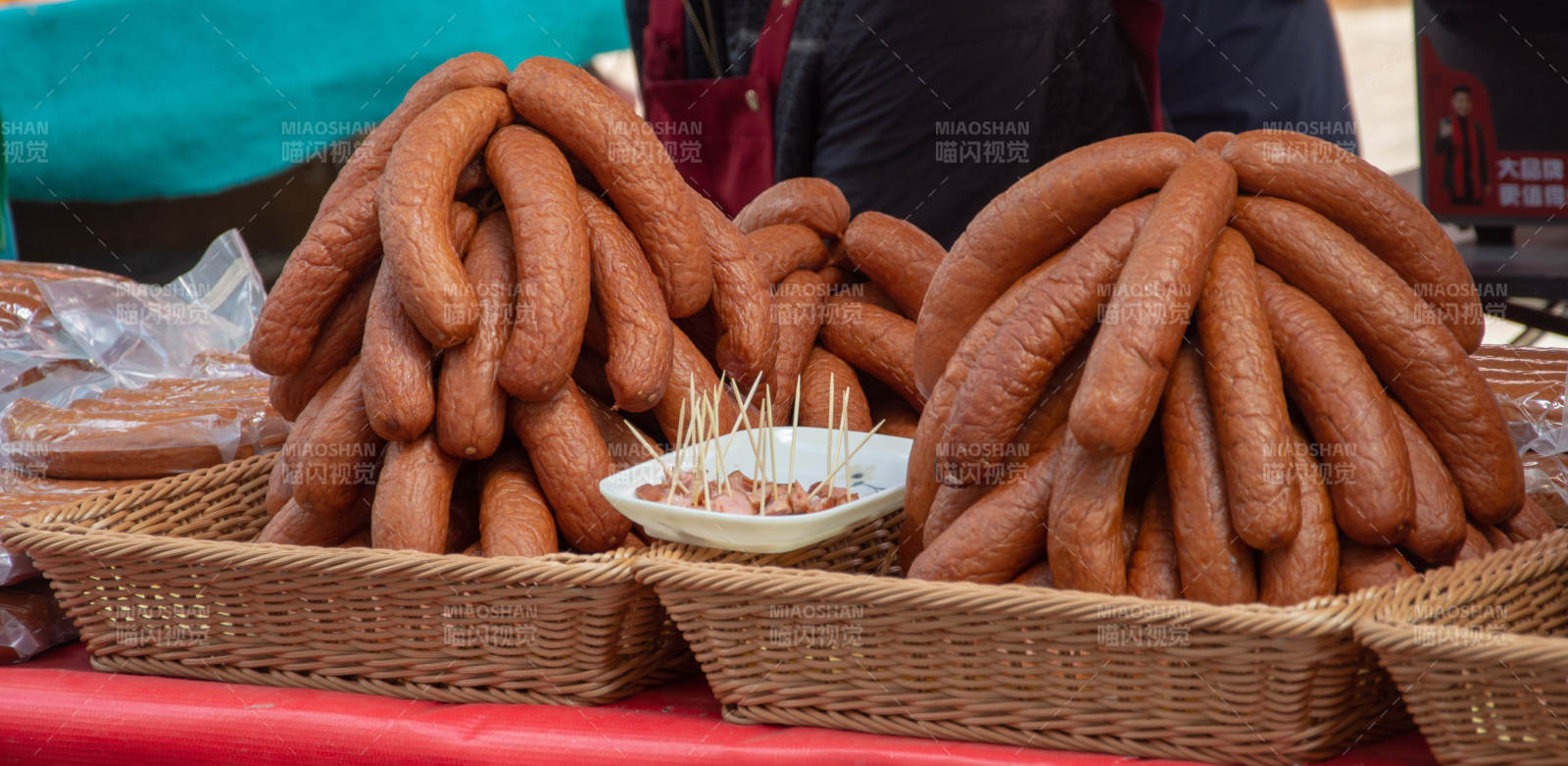 香肠摆摊售卖图片