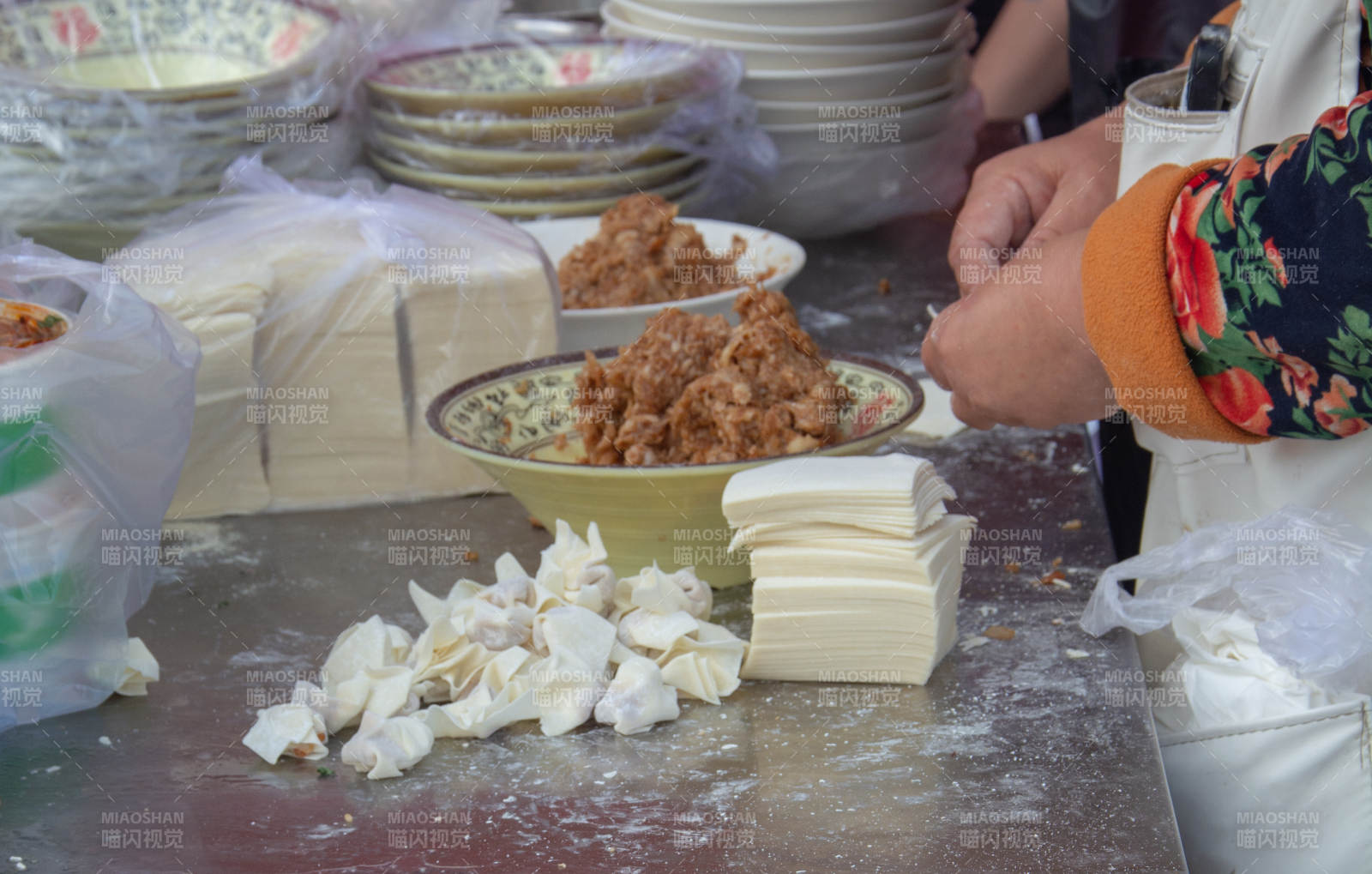 包饺子准备中图片