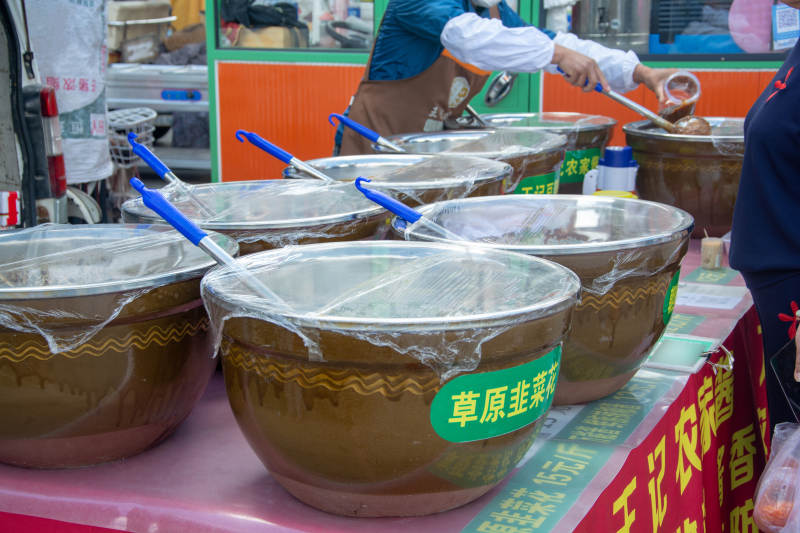 草原韭菜花摊位图片