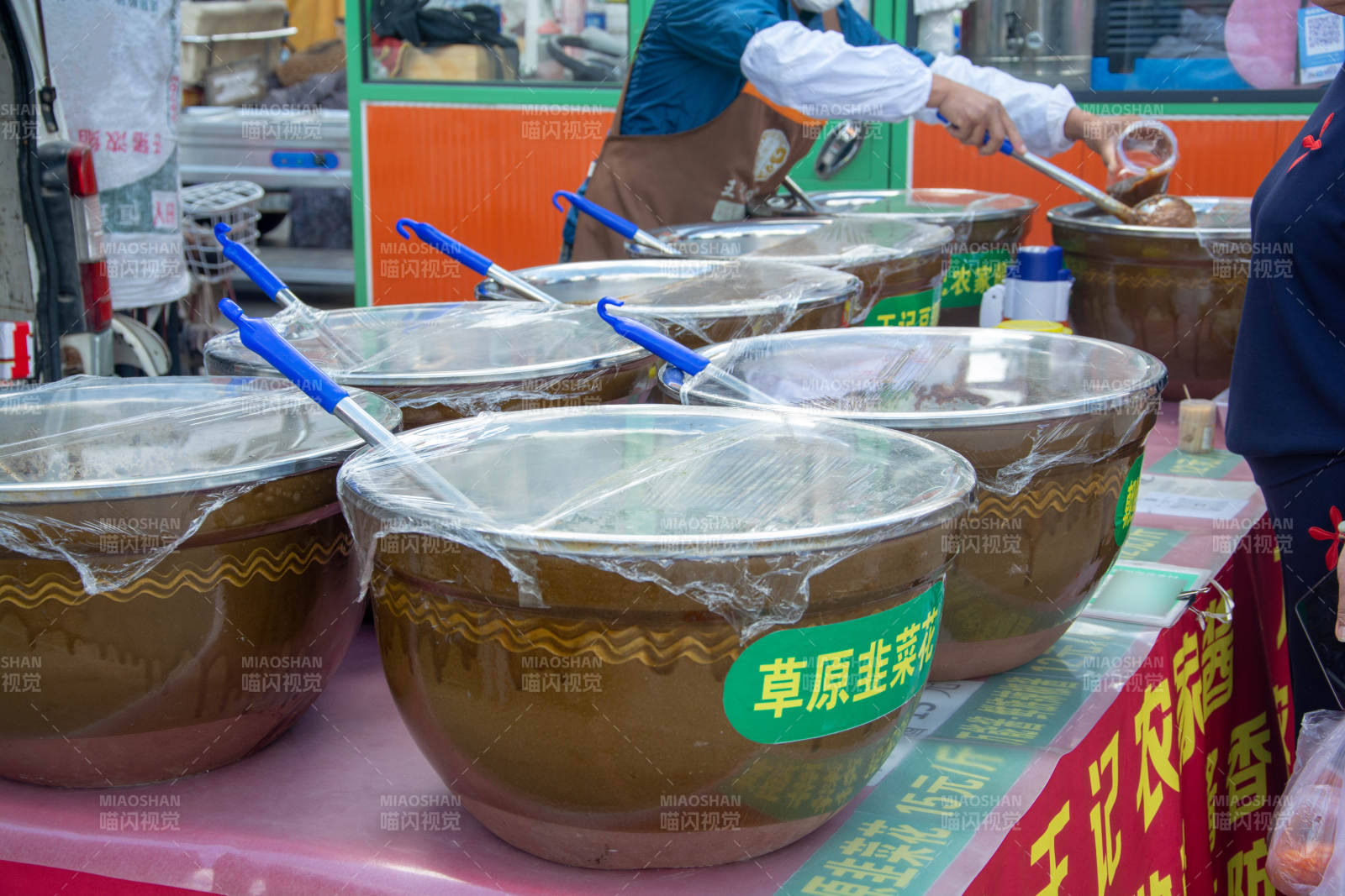 草原韭菜花摊位图片