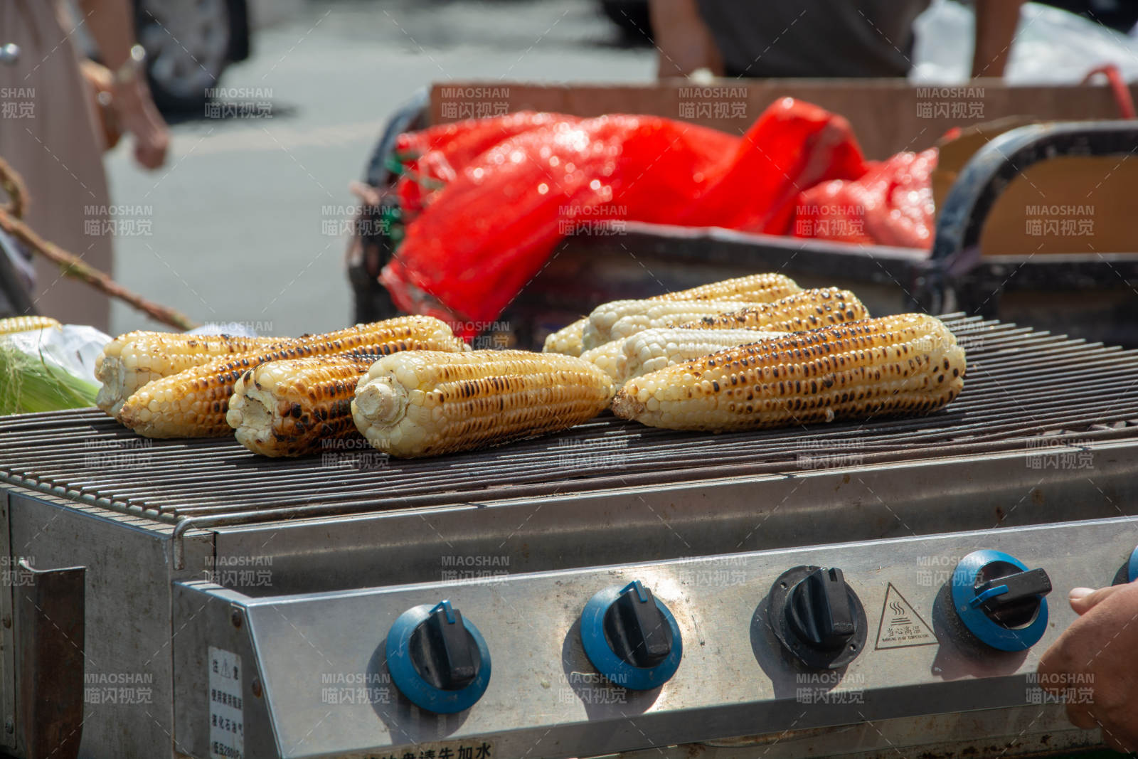 烤玉米香飘四溢图片
