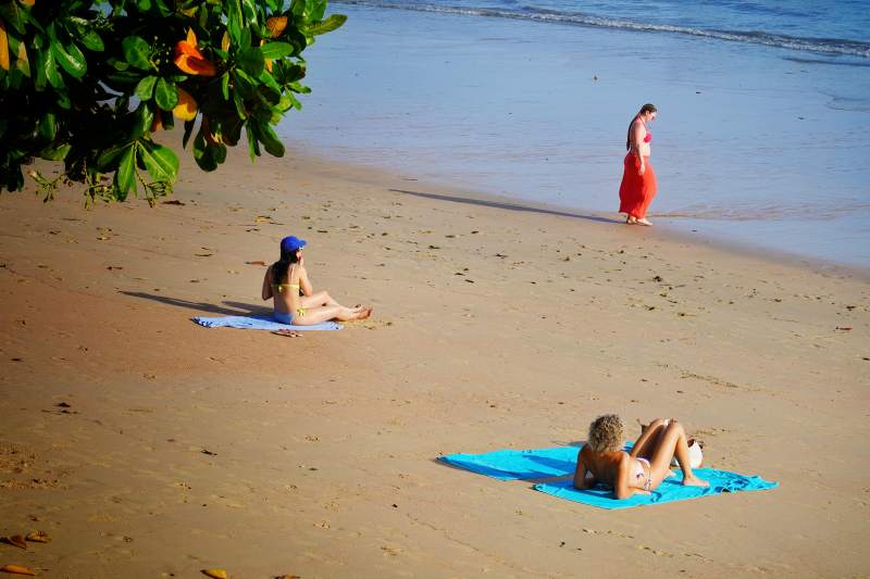 甲米沙滩上的宁静时光图片