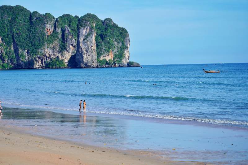 甲米碧海蓝天 沙滩情侣图片