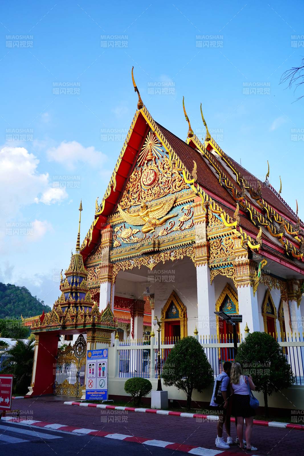 普吉岛金碧辉煌的寺庙图片