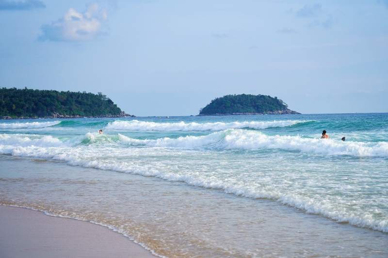 芭东海滩碧海蓝天 沙滩浪涌图片